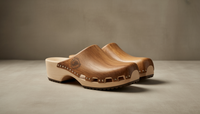 clogs aus recyceltem holz